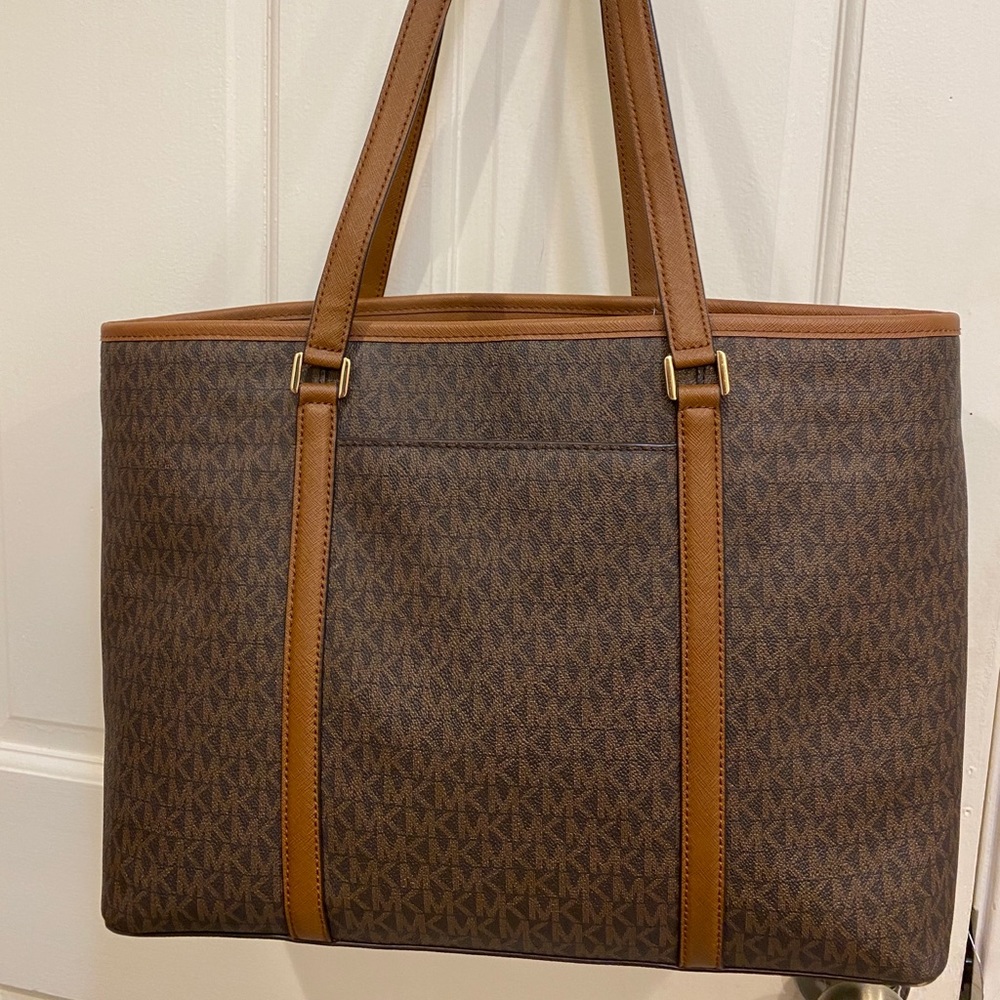 Michael Kors leather bag with matching wallet. - Picture 3 of 5